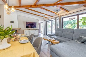 Apartemen Superior, pemandangan kolam renang | Ruang keluarga | Mainan dan printer