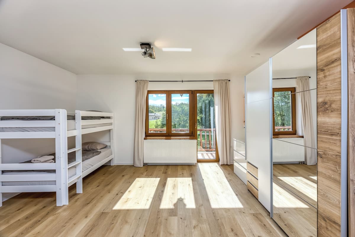 Escritorio, espacio para trabajar con laptop y cortinas blackout 