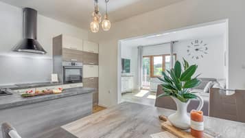 Departamento familiar, vista al jardín | Sala de estar | Juguetes y impresora
