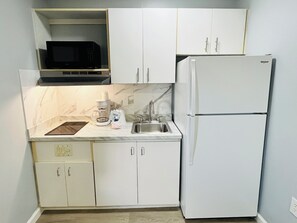Mini réfrigérateur, micro-ondes, plaque de cuisson, cafetière/bouilloire