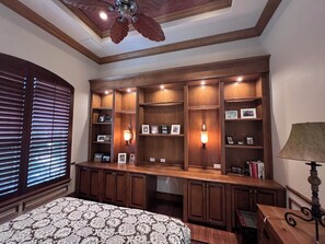 4 bedrooms, desk, iron/ironing board, travel cot - Twin Eagles 1-Story Golf Home | On Talon Course • Pool • Family-Friendly • Resor (Naples)