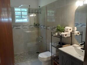 Doccia, asciugacapelli, asciugamani, sapone