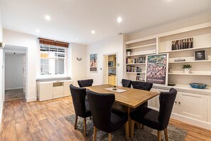 Dining - Charming Kensington Apartment (London)