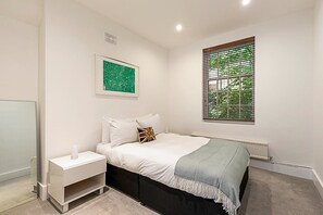 2 bedrooms, iron/ironing board, Internet - Charming Kensington Apartment (London)