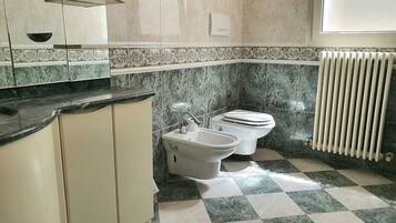 Jetted tub, hair dryer, bidet, towels