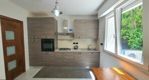 Fridge, microwave, oven, stovetop - 4 Bedroom Villa in Riccione (Riccione)