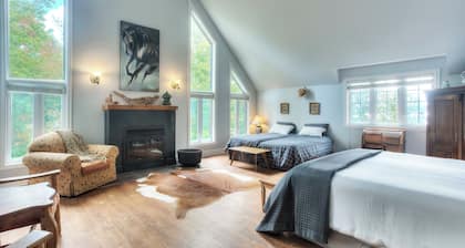 Superb property on Grand Lac Nominingue with indoor pool