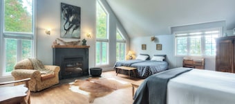 Superb property on Grand Lac Nominingue with indoor pool