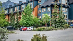 Et moderne hotel med flere etager, med altaner og store vinduer.