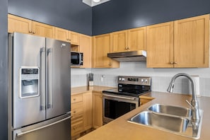 Køleskab, mikrobølgeovn, ovn, kogeplade