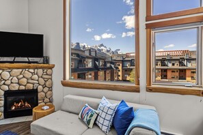 Smart TV, fireplace - Impressive Penthouse w/ Rooftop Hot Tub (Canmore)