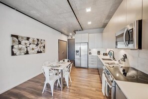 Refrigerador, microondas, horno, placa de cocina