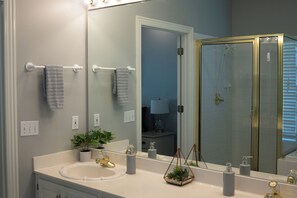 Poreamme, hiustenkuivaaja, pyyhkeet, saippua