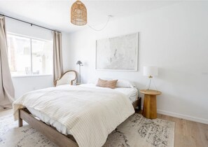 2 bedrooms, iron/ironing board, WiFi, bed sheets - Modern, Sunlit Condo Near UF - Walkable Location! (Gainesville)