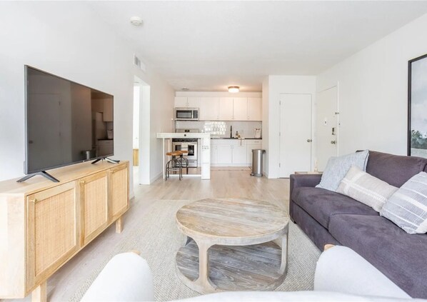 Living area - Modern, Sunlit Condo Near UF - Walkable Location! (Gainesville)