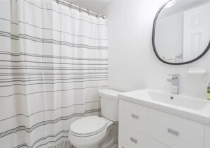 Secadora de cabello, toallas, jabón, shampoo 