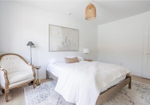 2 bedrooms, iron/ironing board, WiFi, bed sheets - Modern, Sunlit Condo Near UF - Walkable Location! (Gainesville)