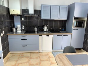 Fridge, stovetop, dishwasher, coffee/tea maker - Maison Rouget De L'Isle: beautifully refurbished house, near all activites. (BÉZIERS)