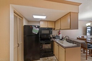Fridge, microwave, oven, stovetop - Mountain Getaway with Pool at Brian Head Ski Resort (Brian Head)