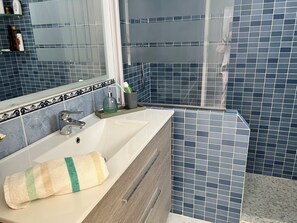 Een douche, een haardroger, handdoeken