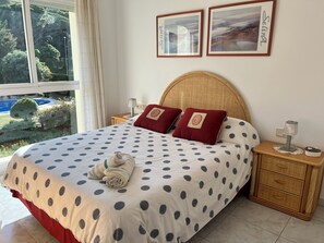 3 slaapkamers, een strijkplank/strijkijzer, wifi, beddengoed