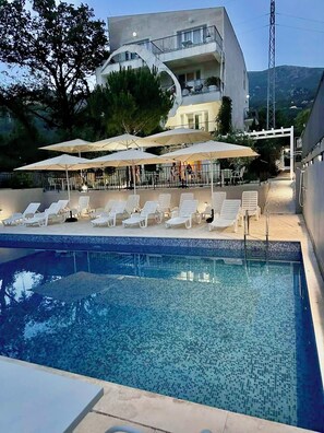 Una piscina al aire libre de temporada