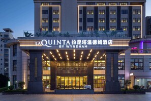 Exterior - La Quinta by Wyndham Qionghai Yinhai (Qionghai)
