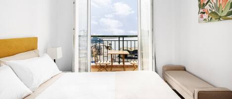 4 عدّة غرف نوم وخزنة داخل الغرفة وواي فاي مجانًا وملاءات أسرّة