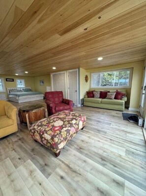 Interior - Cozy waterfront large apartment just a 20-minute drive to Schoodic Peninsula (Sullivan)