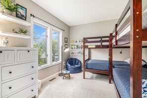 2 bedrooms, WiFi, bed sheets - Modern Main Floor Waterfront Condo (Manistee)