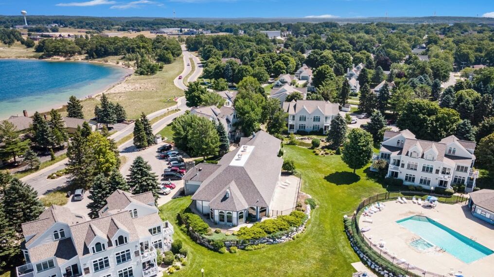 Un quartier résidentiel avec des maisons, une piscine et un lac.