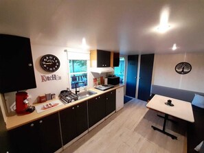 Réfrigérateur, micro-ondes, plaque de cuisson, cafetière/bouilloire