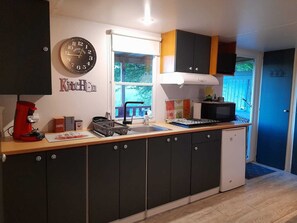 Réfrigérateur, micro-ondes, plaque de cuisson, cafetière/bouilloire