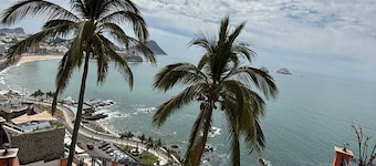 Casa del Cerro con vista panoramica ala Ciudad y al Oceano Pacifico 
