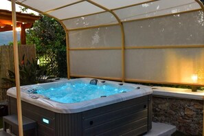 Outdoor spa tub - George & Helen's House (Vatolakkos)