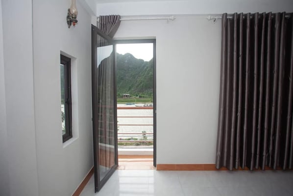 Familienzimmer, 2 Queen-Betten, eigenes Bad, Flussblick | Schreibtisch, kostenloses WLAN