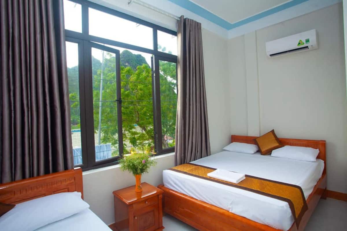Camera familiare, 2 letti queen, bagno privato, vista fiume | Una scrivania, Wi-Fi gratuito