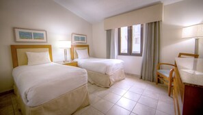 2 quartos, ferros/tábuas de passar roupa, roupa de cama