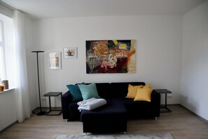 Smart TV, books - Stilvolle 5 Ferienwohnung in Historischem Gutshaus am Fluss mit Panoramablick (Lenzen (Elbe))