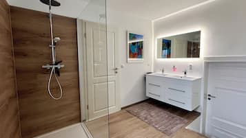 Baignoire à jets, sèche-cheveux, bidet, savon