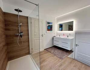 Jetted bath, hair dryer, bidet, soap - Stilvolle 5 Ferienwohnung in Historischem Gutshaus am Fluss mit Panoramablick (Lenzen (Elbe))