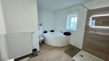 Baignoire à jets, sèche-cheveux, bidet, savon