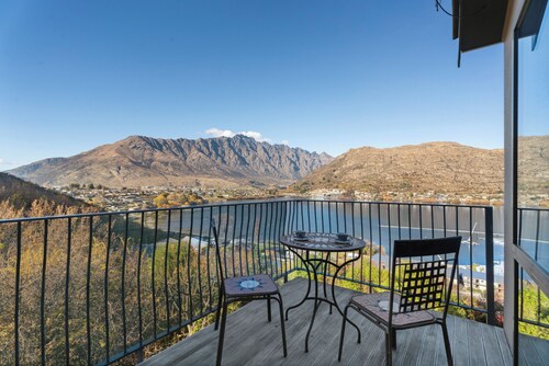 Remarkable Views - Queenstown Holiday Home