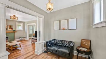 Smart TV, libros, estéreo