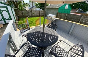 Outdoor dining - Bungalow style house, 10 min to downtown Cincy and 5 min to hiking trails! (Ludlow)