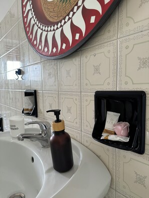 Umweltfreundliche Kosmetikartikel, Handtücher, Seife, Shampoo