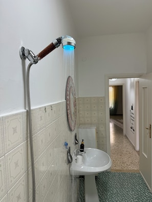 Eco-friendly toiletries, towels, soap, shampoo - 2 Bedroom Apartment in Terlizzi (Terlizzi)
