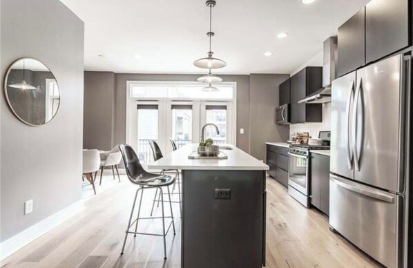 Fridge, microwave, oven, stovetop - Downtown Indianapolis Townhome: 2.3 Miles from Lucas Oil (Indianapolis)