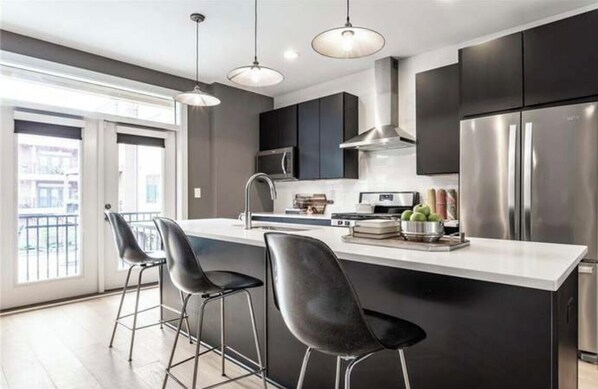 Réfrigérateur, micro-ondes, four, plaque de cuisson