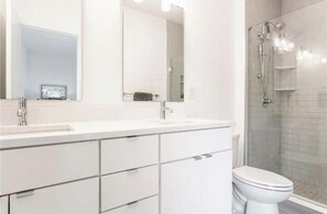 Douche, sĂšche-cheveux, serviettes fournies, savon